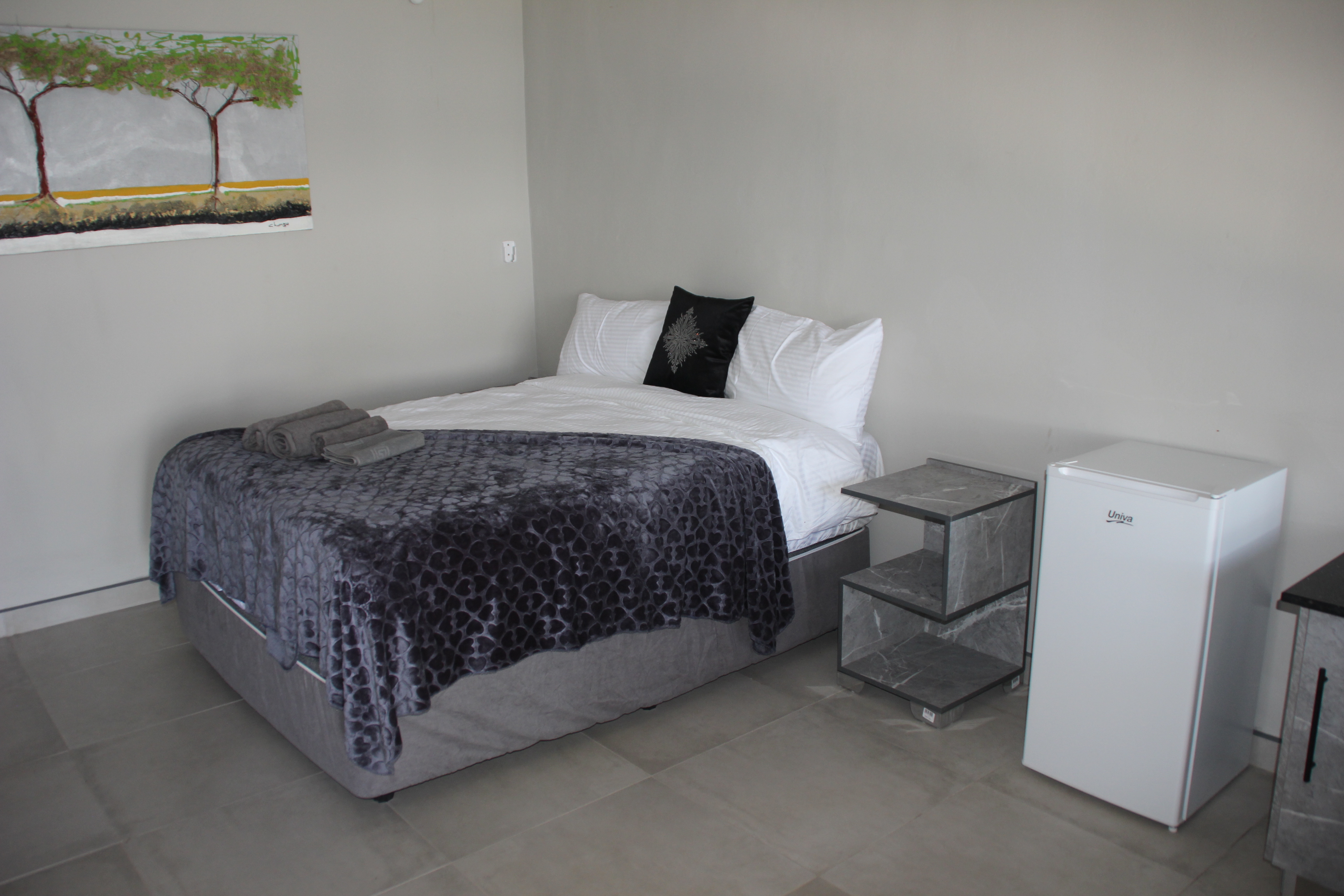 Cozy single room with comfortable bedding at Zambali Lodge